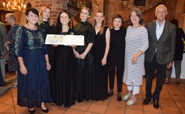 Die 6 ukrainischen Musikerinnen mit  Ingrid Margarethe Engelmann und dem Organisator Helmut Cramer