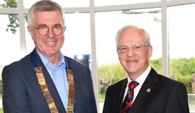 Dr. Friedemann Green ist neuer Präsident des Rotary Clubs Eckernförde. Pastpräs. Hans-Joachim Lüdcke übergab ihm das Amt